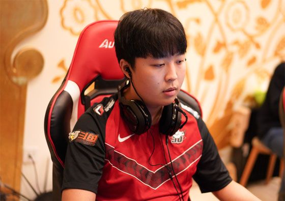 开云体育在线-FPX翻盘T1，BDD关键团战开团秒人宿敌对决淘汰赛，锁定晋级资格的简单介绍