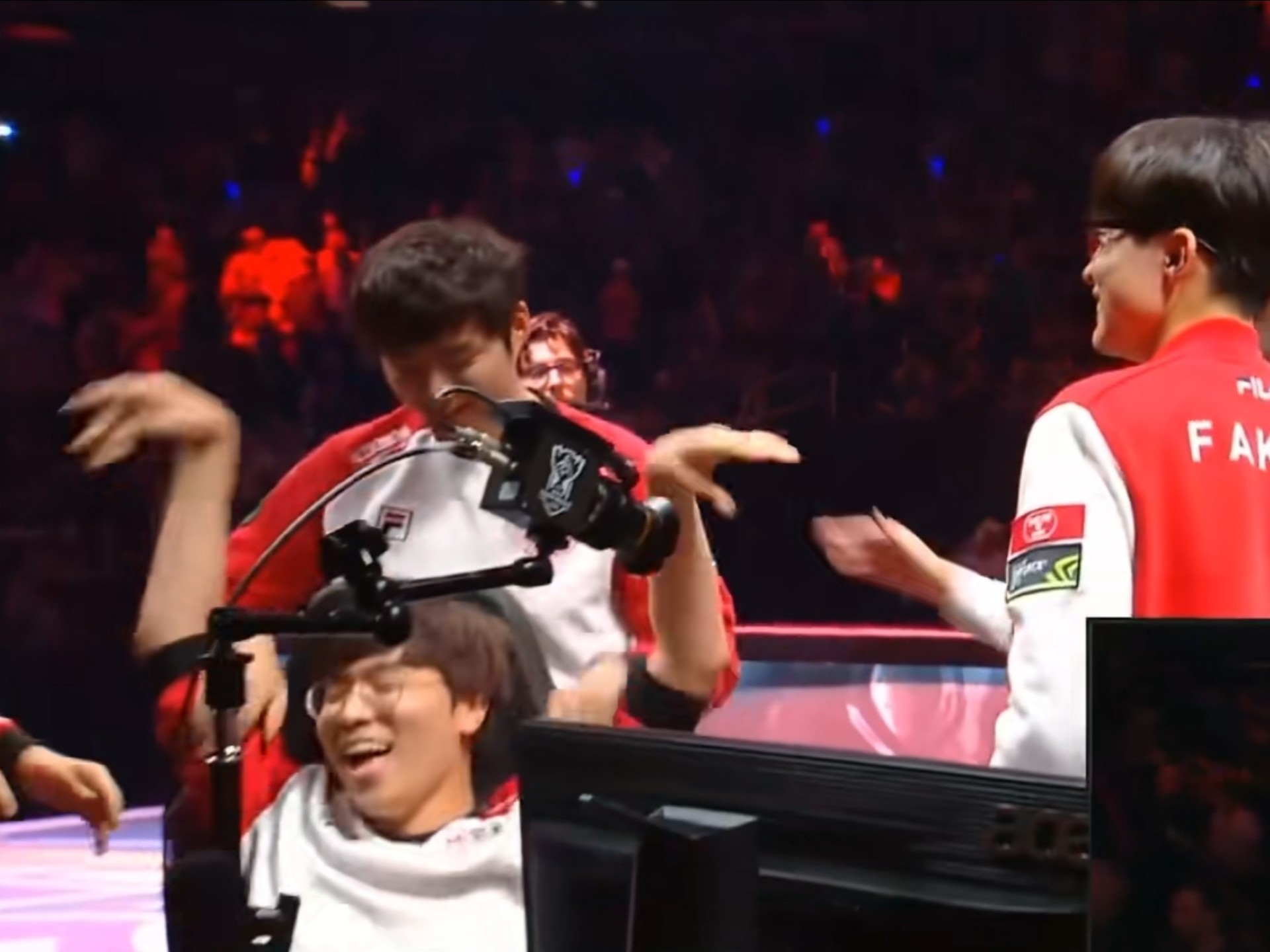 开云下载-BRO绝杀PSG，Bin团战一打五宿命之战四强赛，点燃全场激情